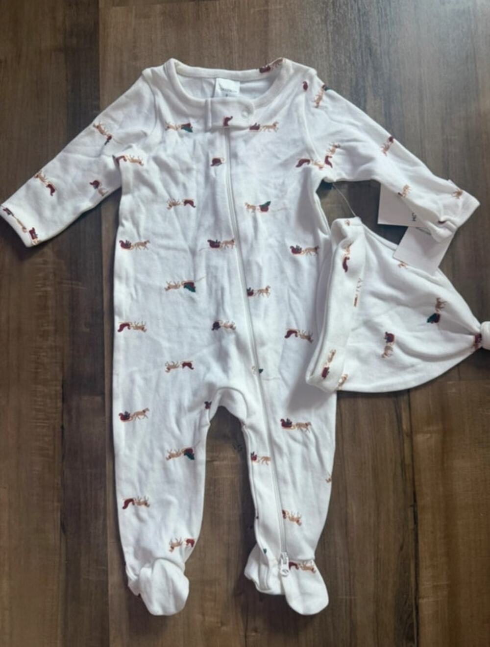 Nordstrom Holiday Santas Sleigh 2 Piece Outfit Hat / One Piece Size 3 month